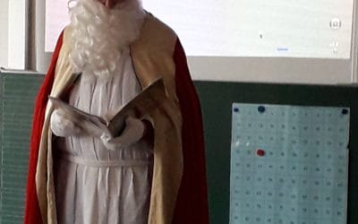 Der Nikolaus besucht die Schule